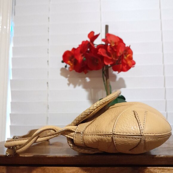 SOLD🔴🔴🔴🔴🔴🔴Leather Cole Haan Beige Neutral Color Minimalist  Shoulder  Bag - Picture 4 of 10